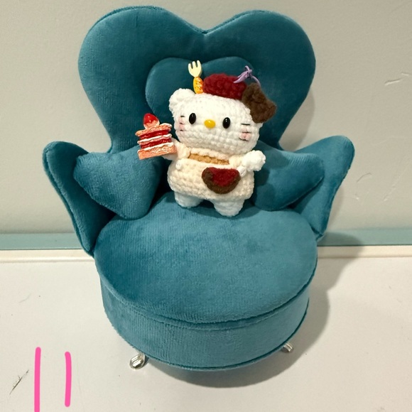 🧶Handmade Crocheted KT Keychain - Picture 10 of 11